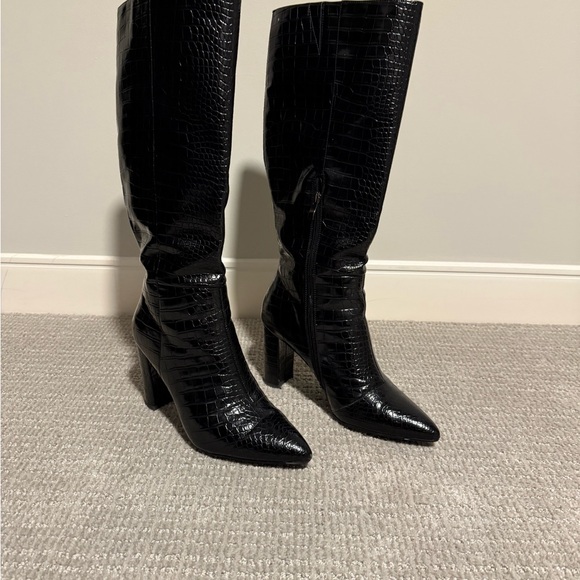 Chic Black Croc-Patterned Heeled Boots - Picture 5 of 6